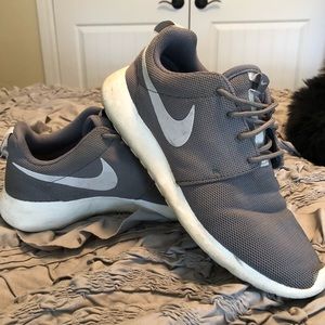 Nike roshe run size 9